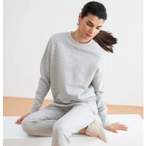 Light gray sweatshirt without pockets